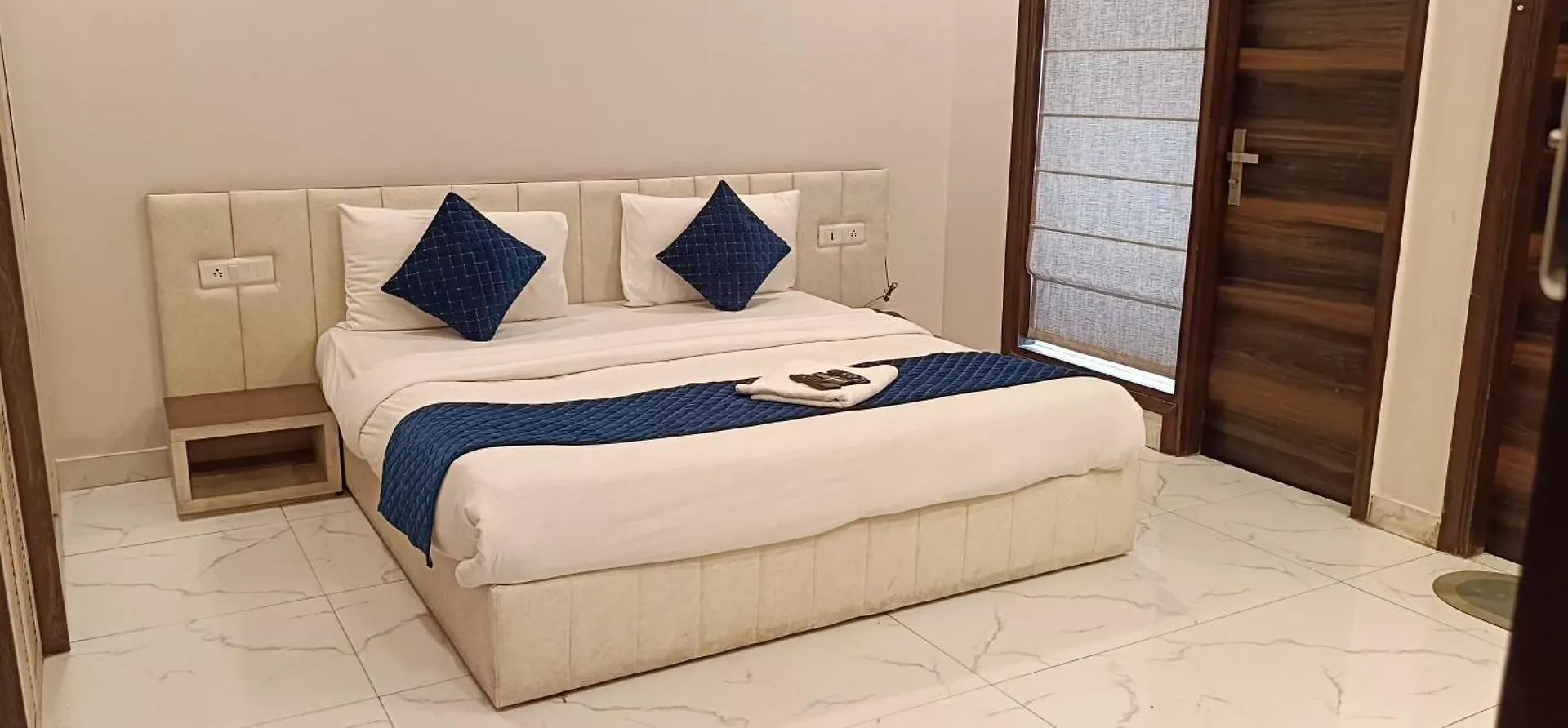 Hotel Limewood Stay - Fortis Hospital & Huda City Centre Gurgaon