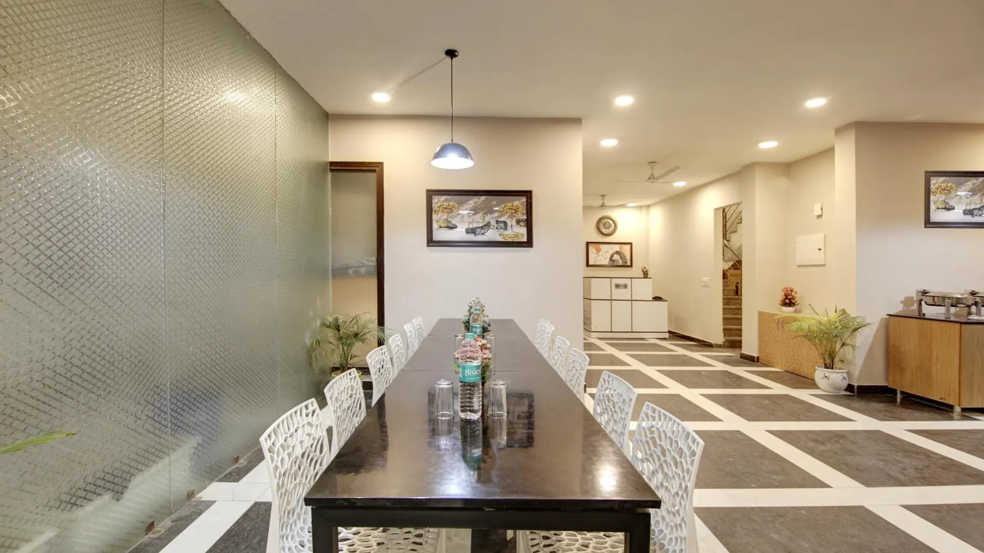 Limewood Stay - Fortis Hospital & Huda City Centre Gurgaon