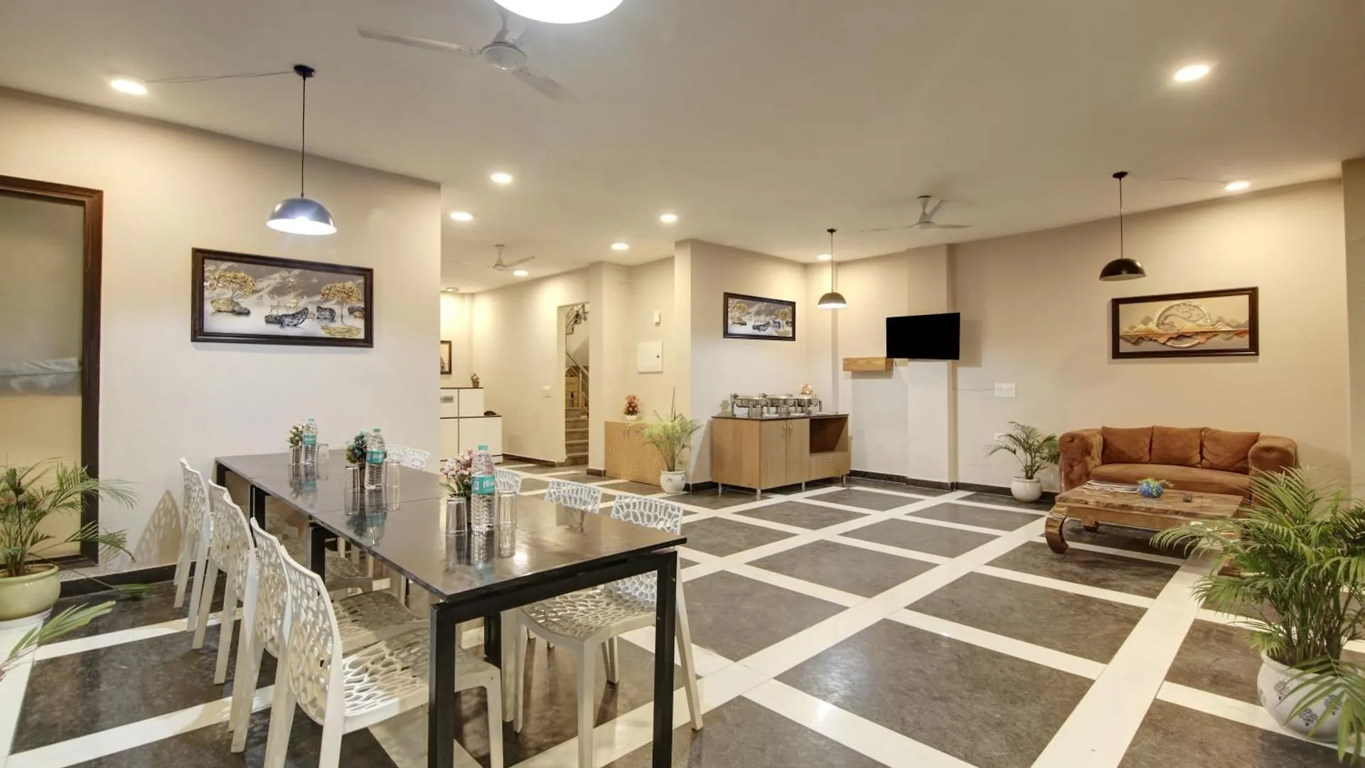 Limewood Stay - Fortis Hospital & Huda City Centre Gurgaon