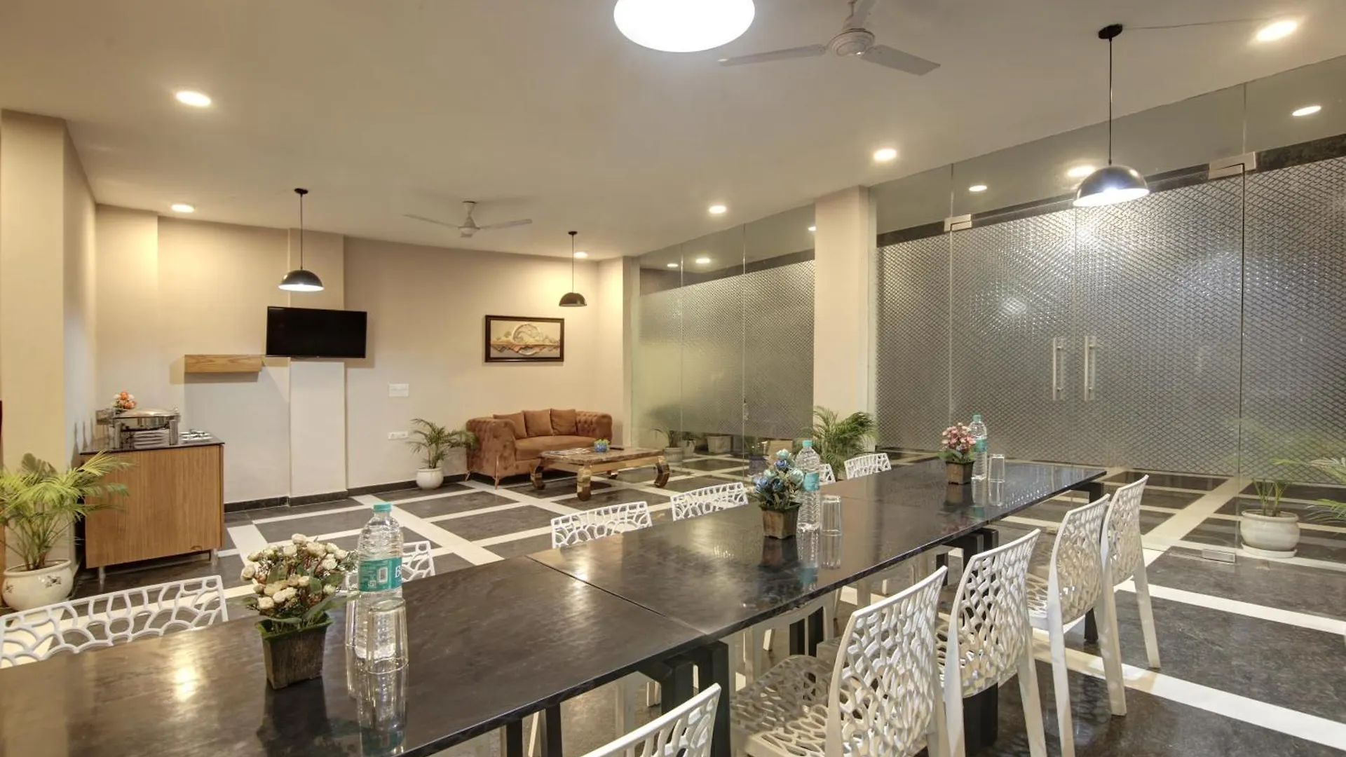 Limewood Stay - Fortis Hospital & Huda City Centre Gurgaon
