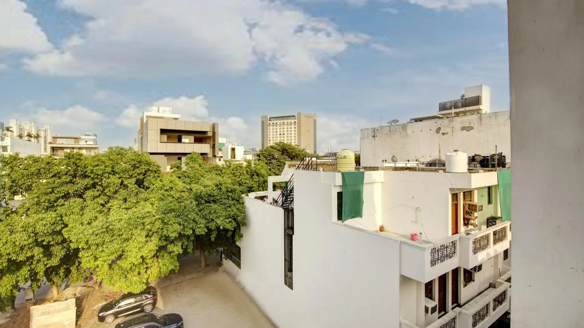Hotel Limewood Stay - Fortis Hospital & Huda City Centre Gurgaon