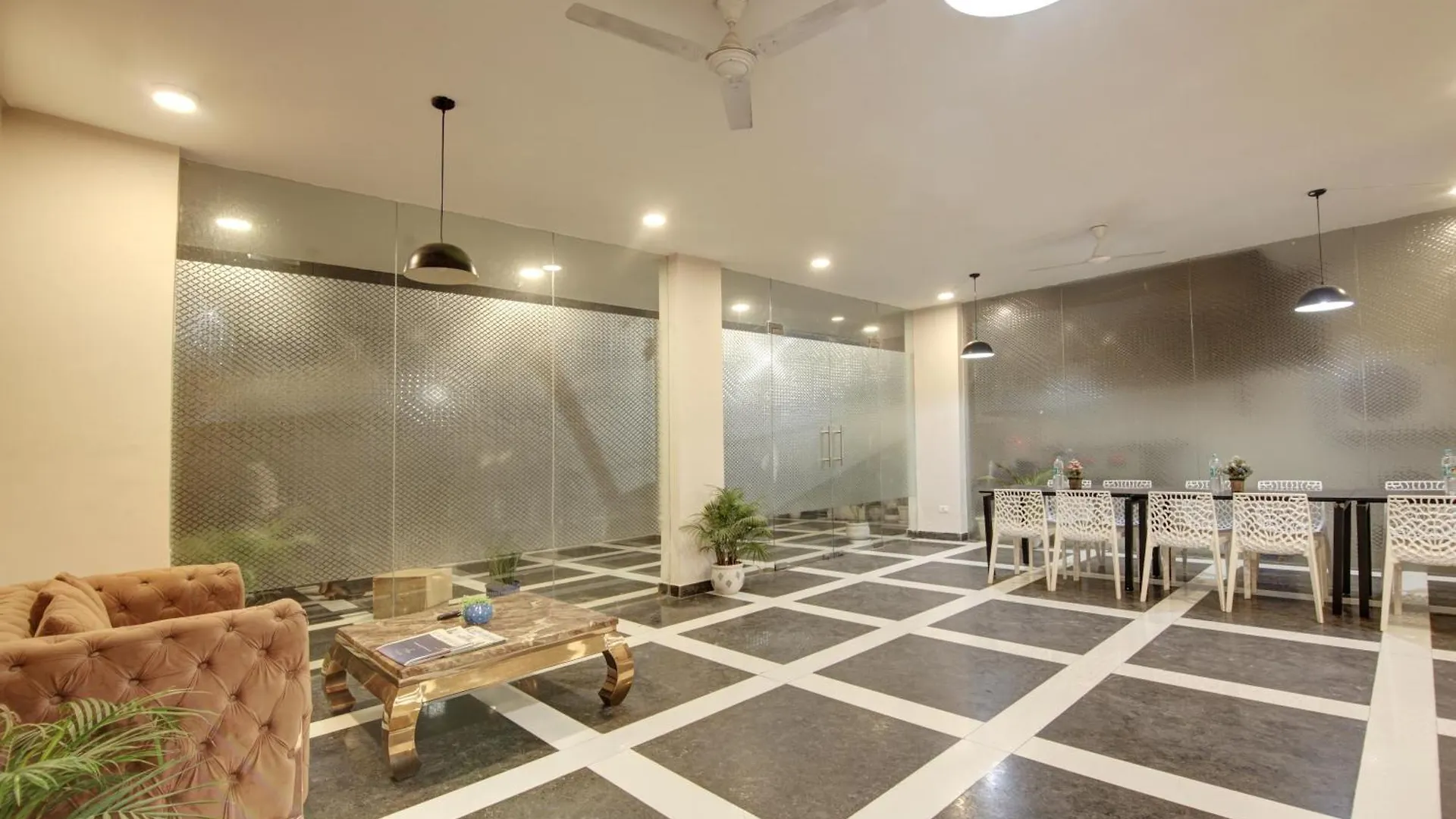 Limewood Stay - Fortis Hospital & Huda City Centre Gurgaon 3*,