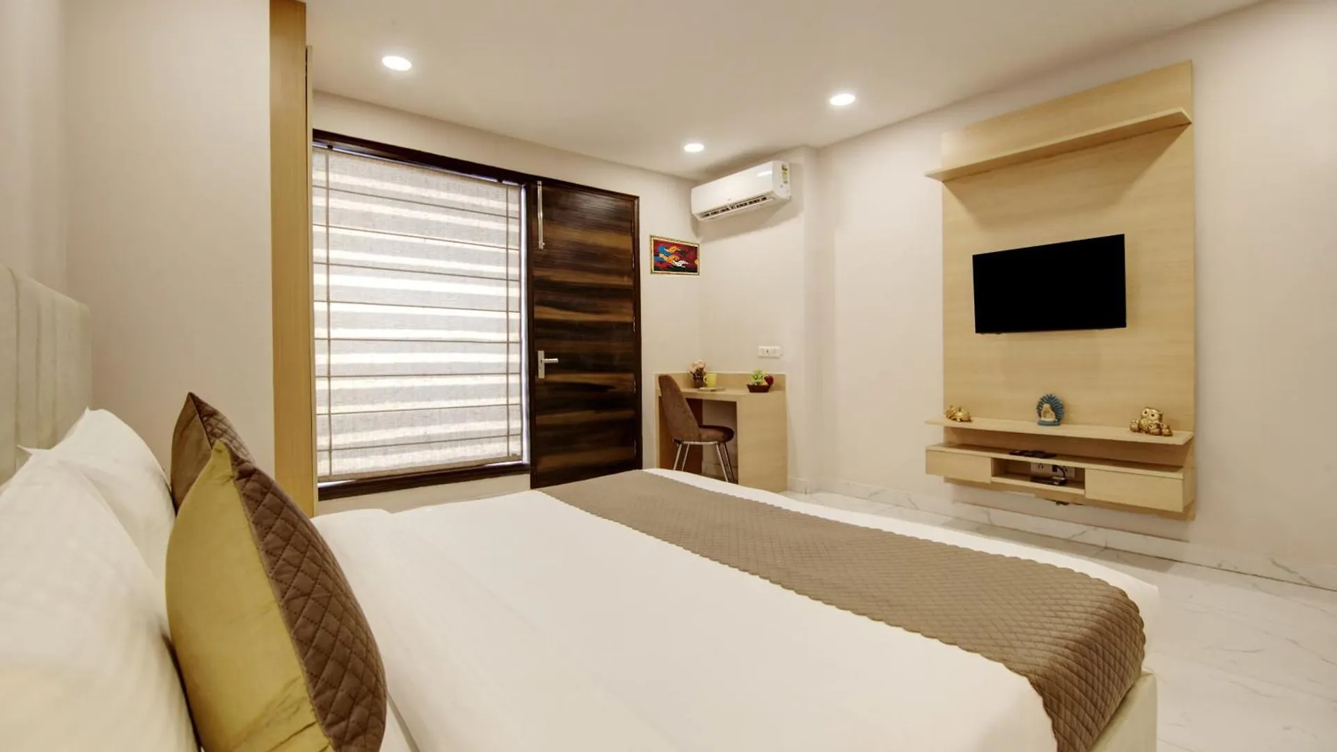 Limewood Stay - Fortis Hospital & Huda City Centre Gurgaon Hotel