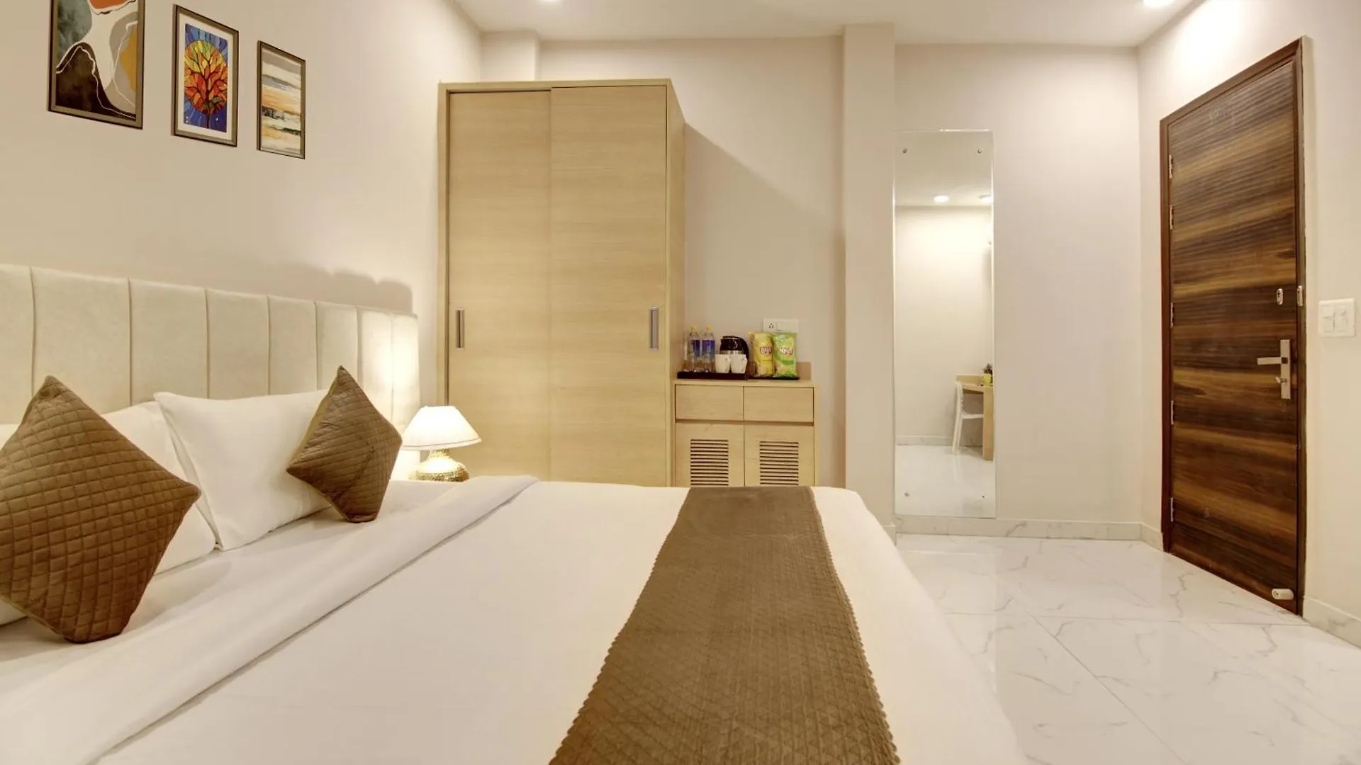 Limewood Stay - Fortis Hospital & Huda City Centre Gurgaon