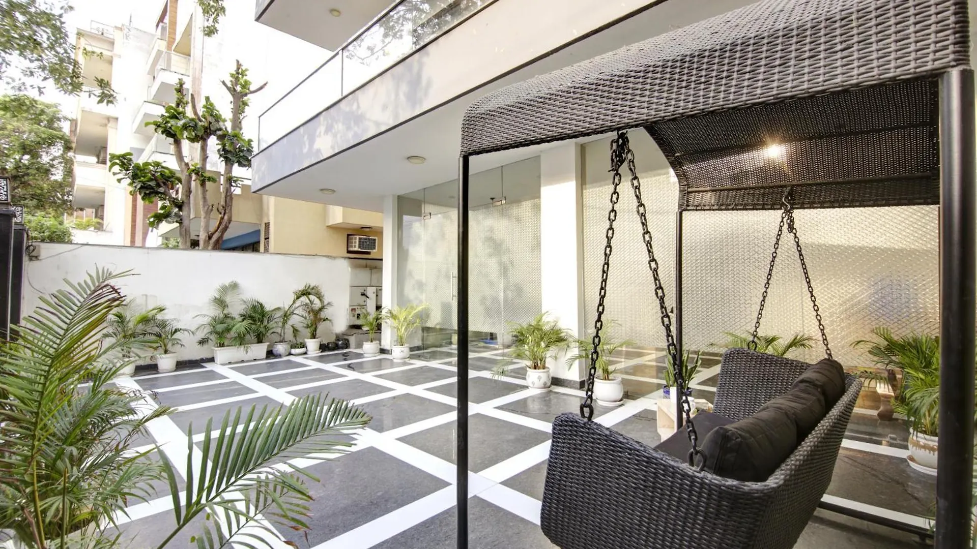 Hotel Limewood Stay - Fortis Hospital & Huda City Centre Gurgaon