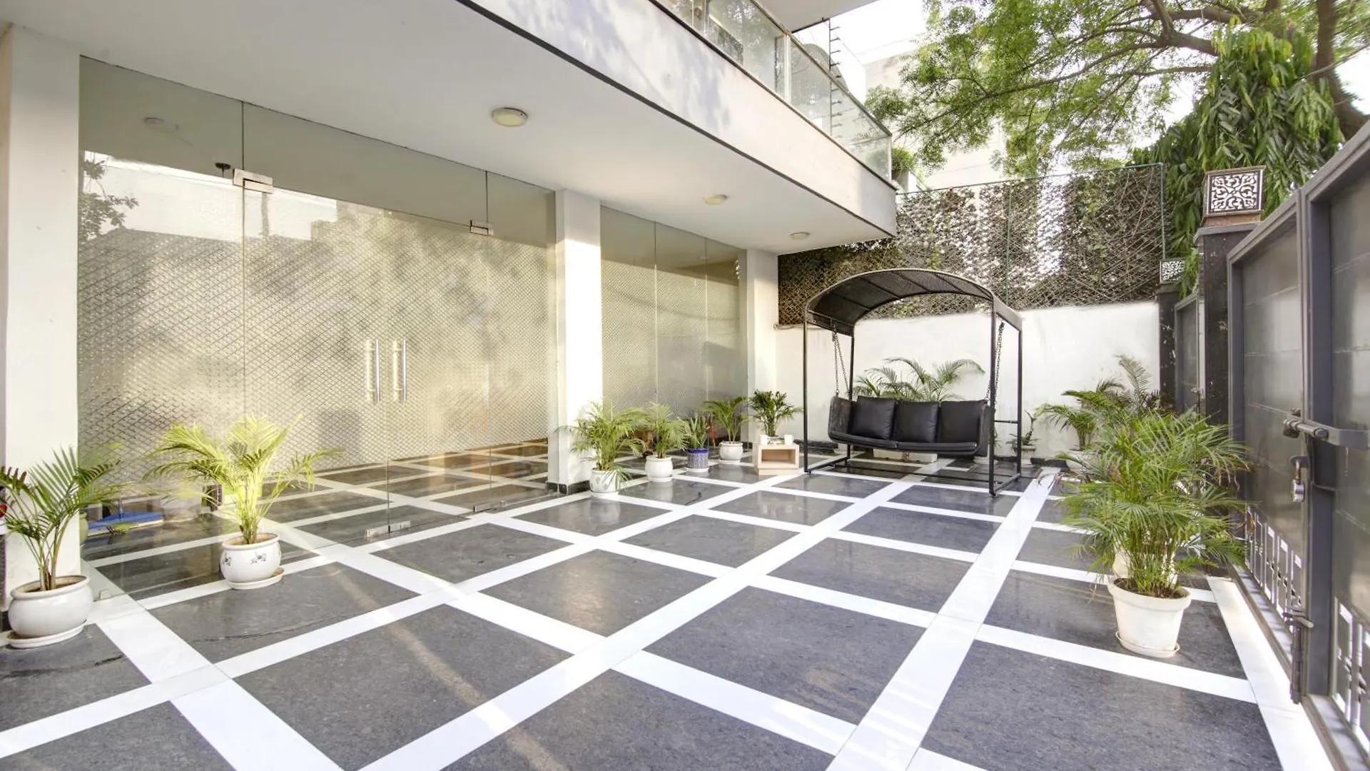 Limewood Stay - Fortis Hospital & Huda City Centre Gurgaon 3*,  India