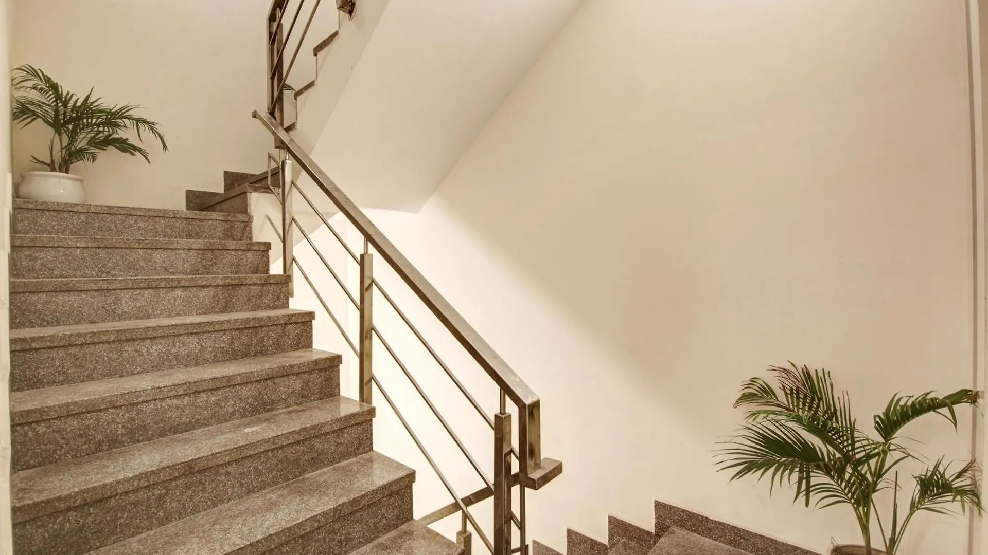 Limewood Stay - Fortis Hospital & Huda City Centre Gurgaon 3*,  India