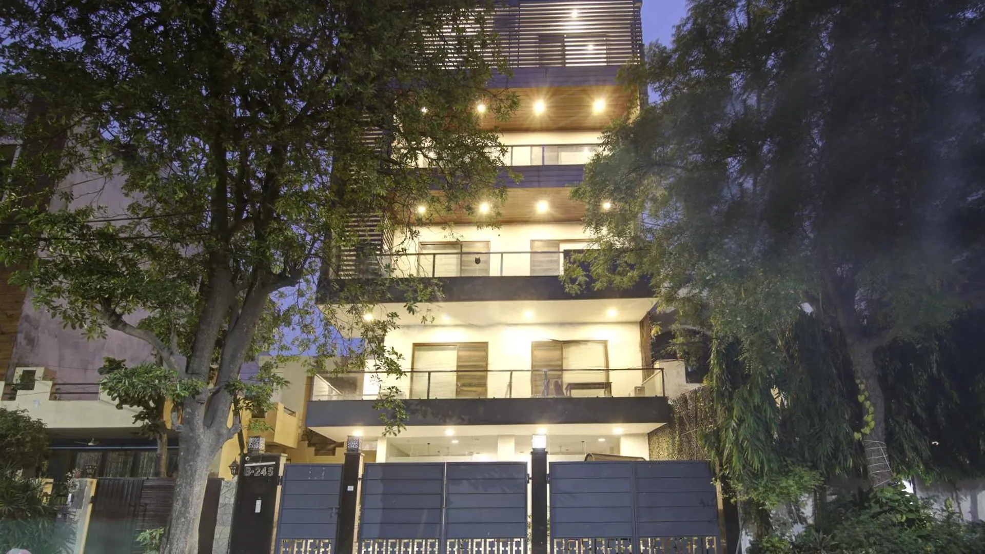 Limewood Stay - Fortis Hospital & Huda City Centre Gurgaon Hotel