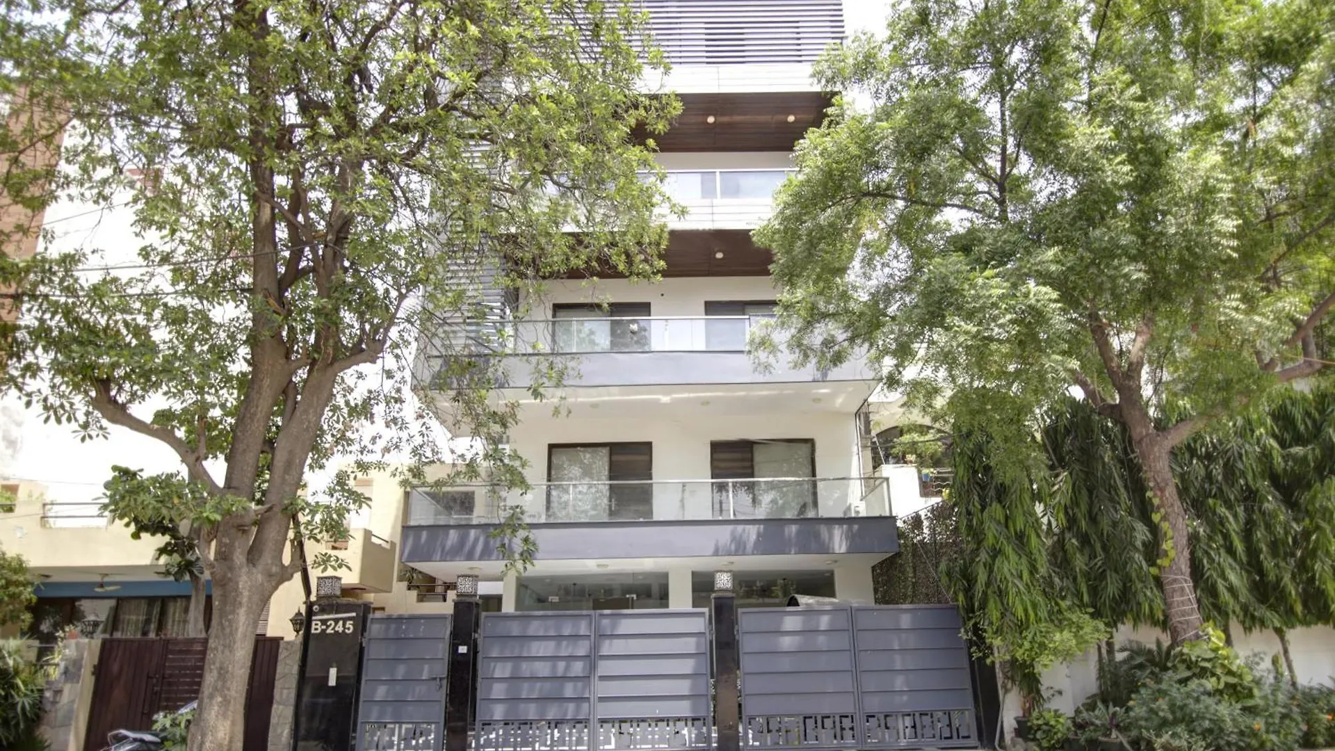 Limewood Stay - Fortis Hospital & Huda City Centre Gurgaon Hotel
