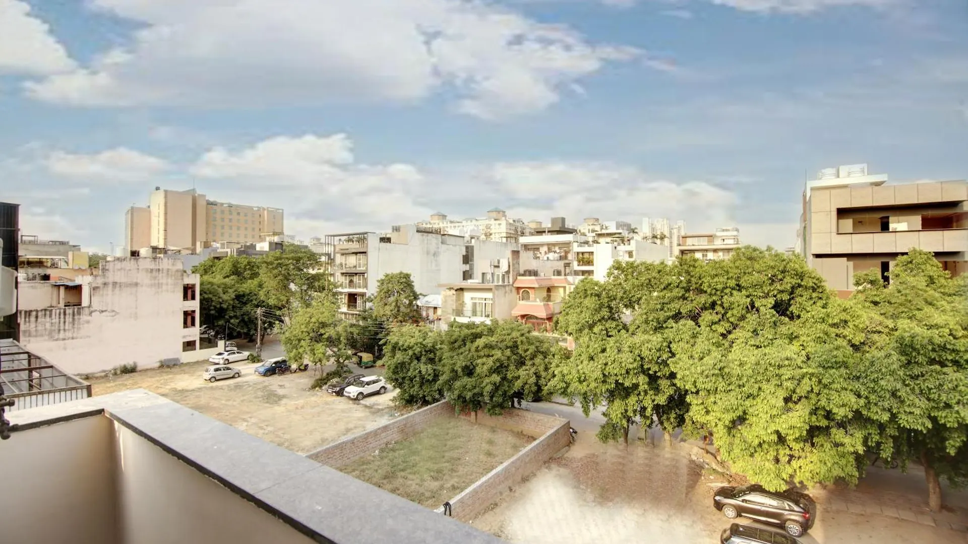 Hotel Limewood Stay - Fortis Hospital & Huda City Centre Gurgaon