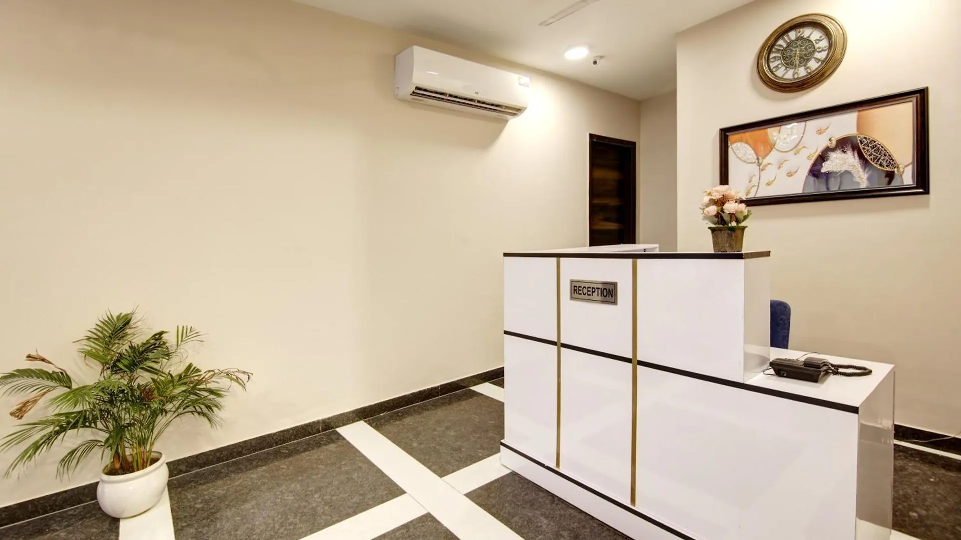 Limewood Stay - Fortis Hospital & Huda City Centre Gurgaon Hotel