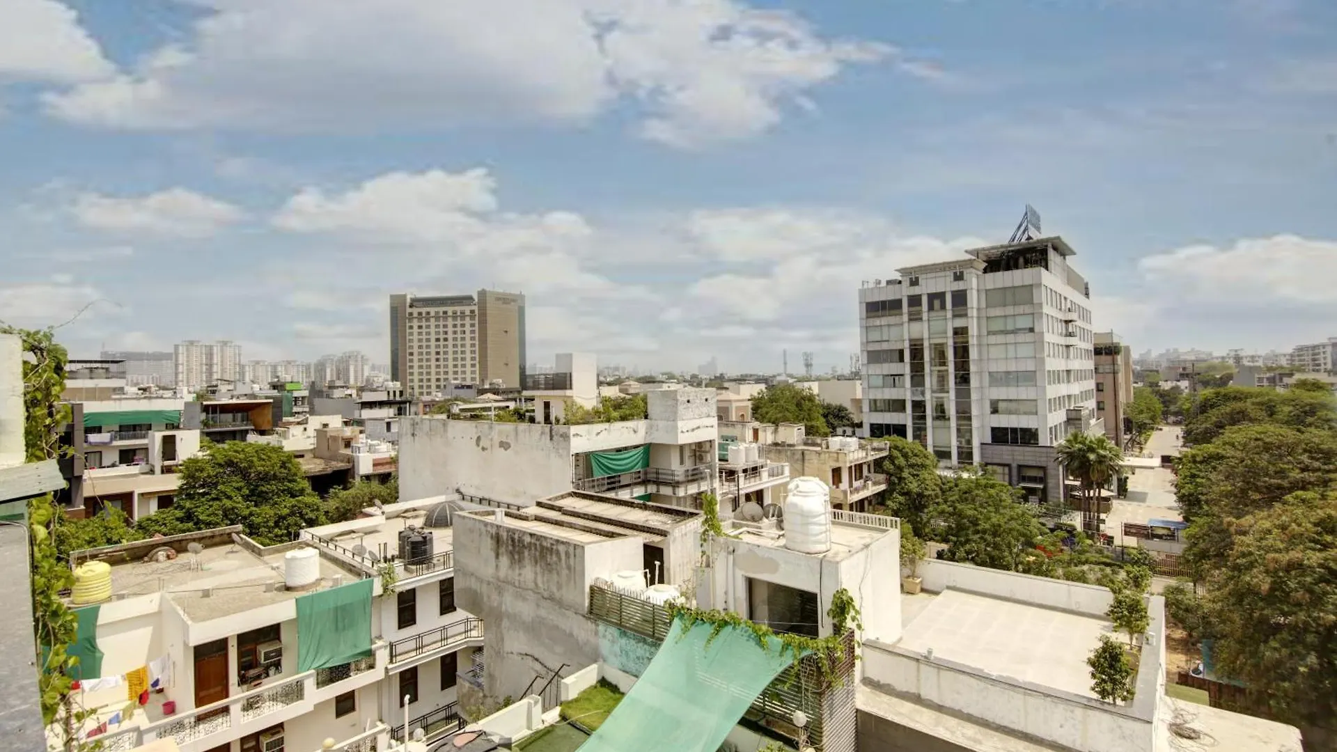 Hotel Limewood Stay - Fortis Hospital & Huda City Centre Gurgaon