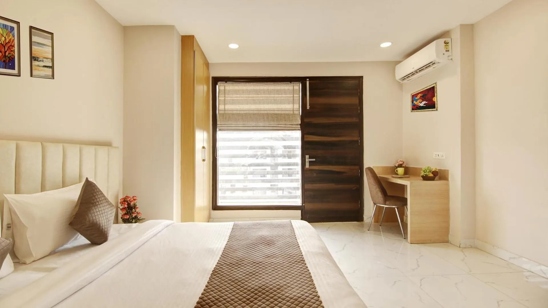 Limewood Stay - Fortis Hospital & Huda City Centre Gurgaon Hotel