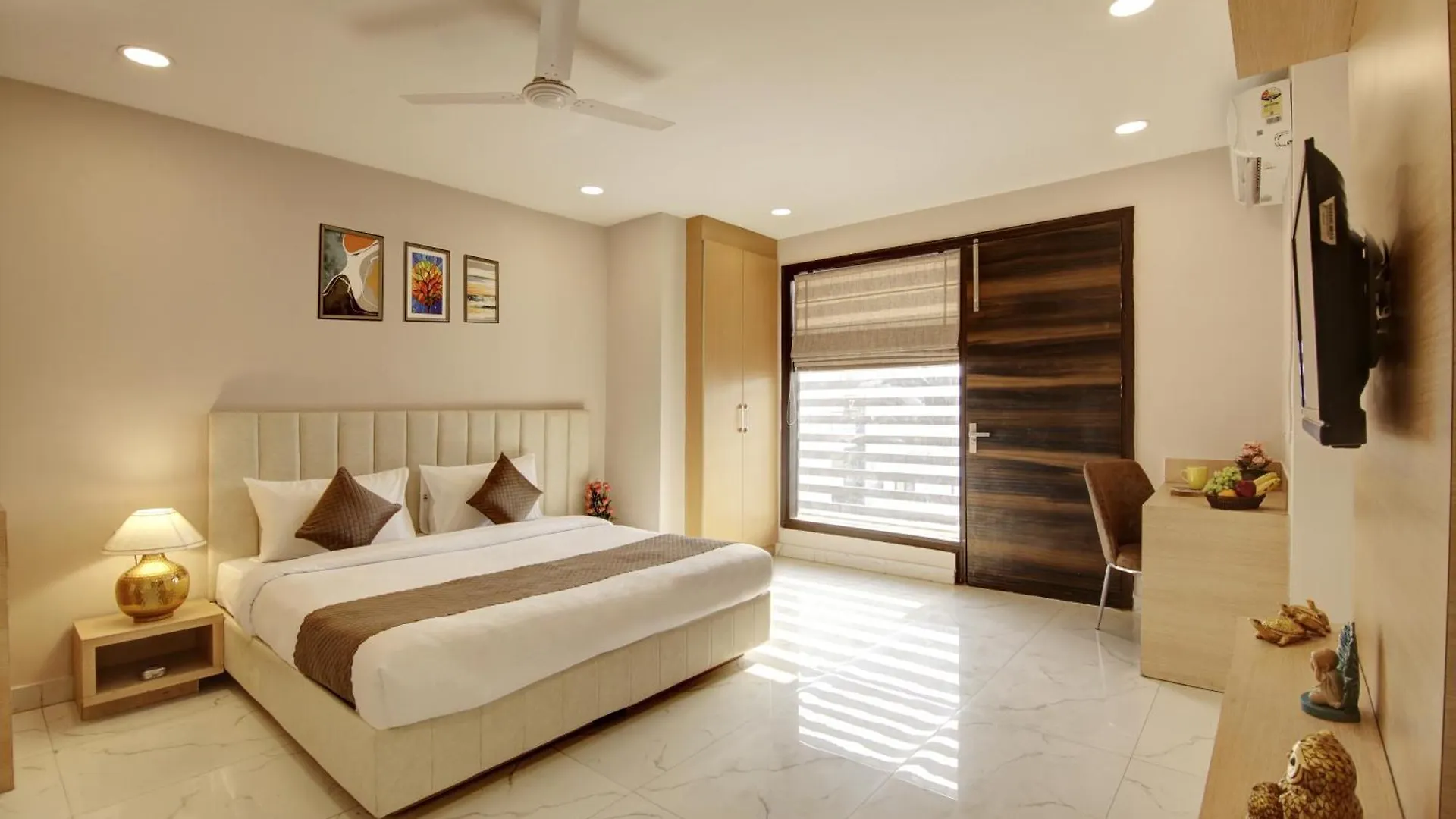 Hotel Limewood Stay - Fortis Hospital & Huda City Centre Gurgaon