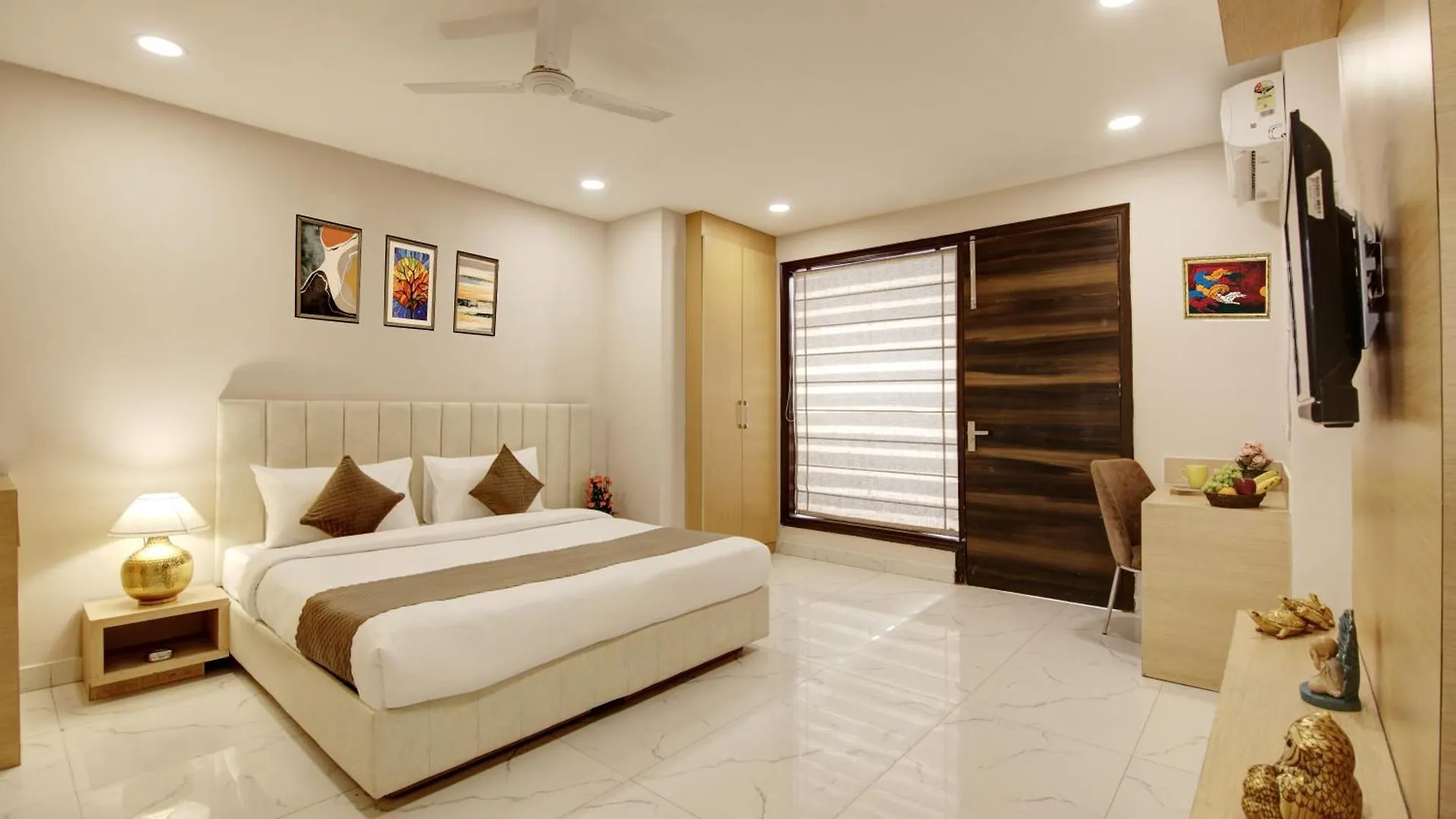 Limewood Stay - Fortis Hospital & Huda City Centre Gurgaon Hotel