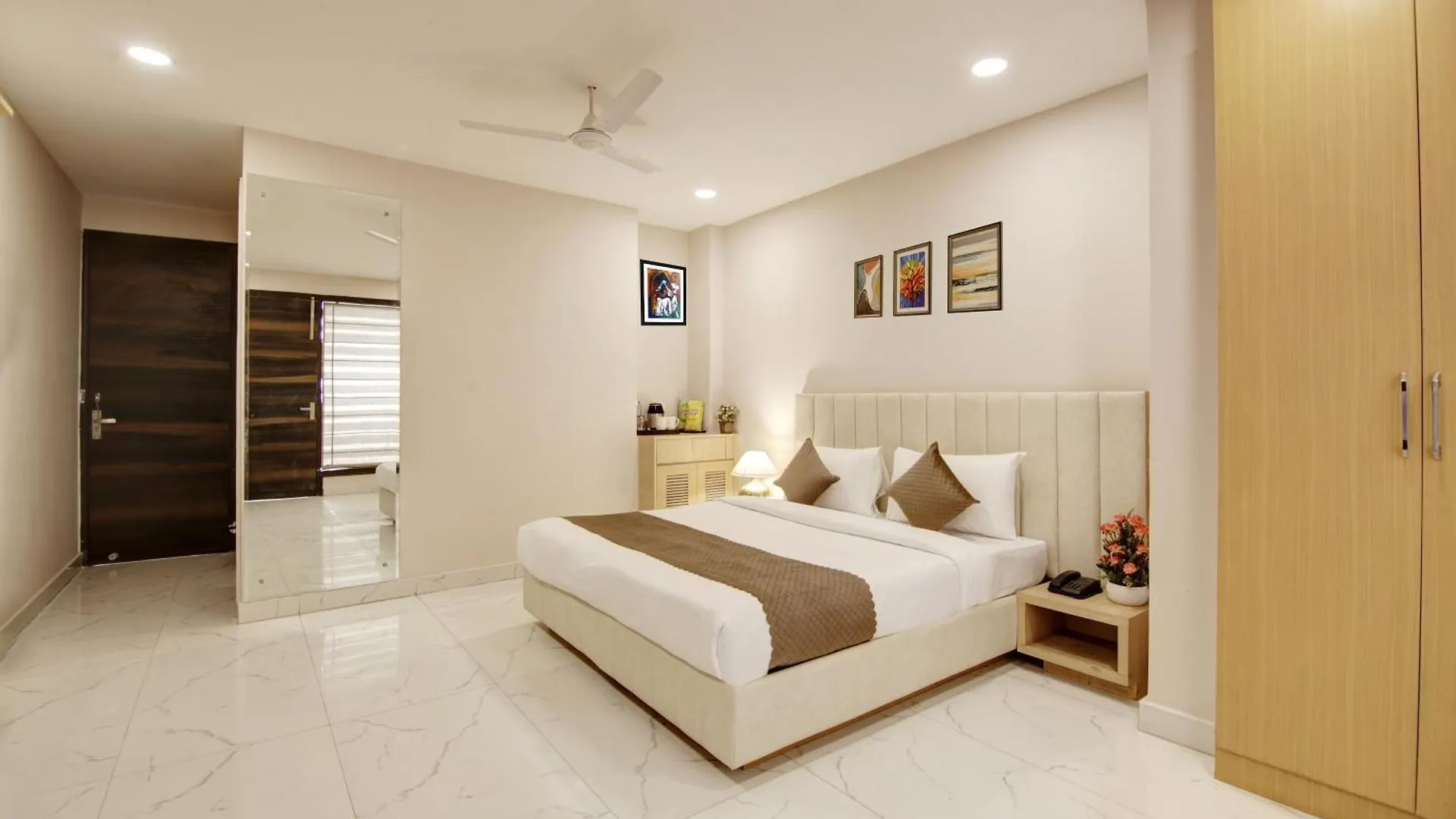 Limewood Stay - Fortis Hospital & Huda City Centre Gurgaon India
