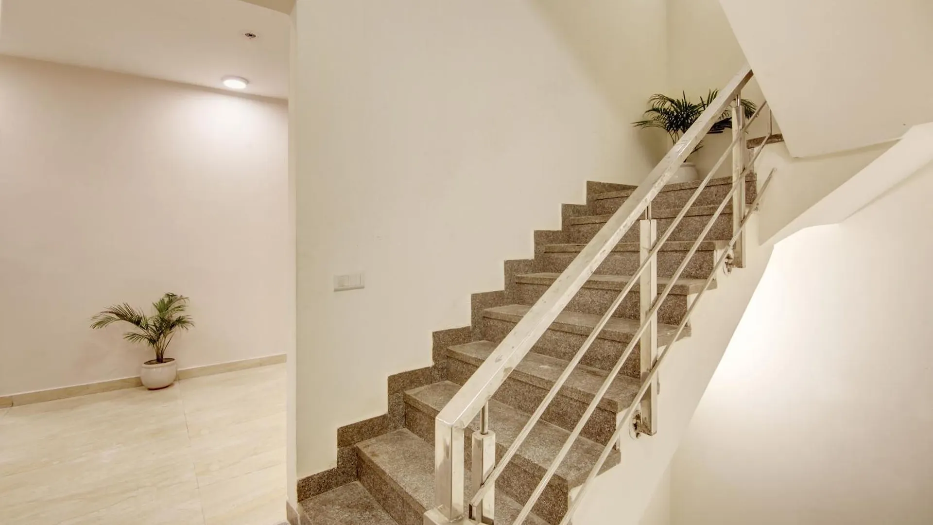 Hotel Limewood Stay - Fortis Hospital & Huda City Centre Gurgaon