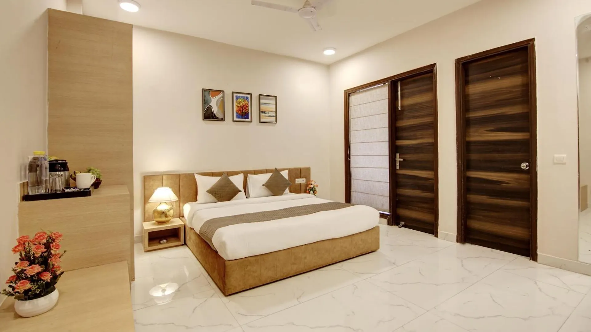 Limewood Stay - Fortis Hospital & Huda City Centre Gurgaon