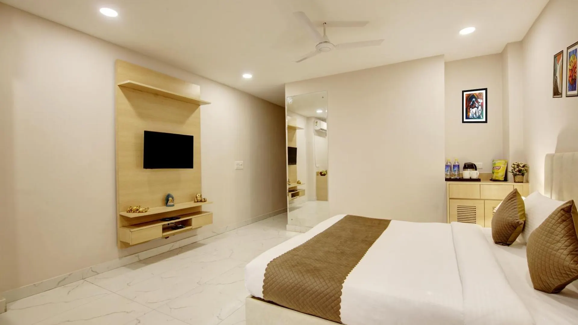 Limewood Stay - Fortis Hospital & Huda City Centre Gurgaon