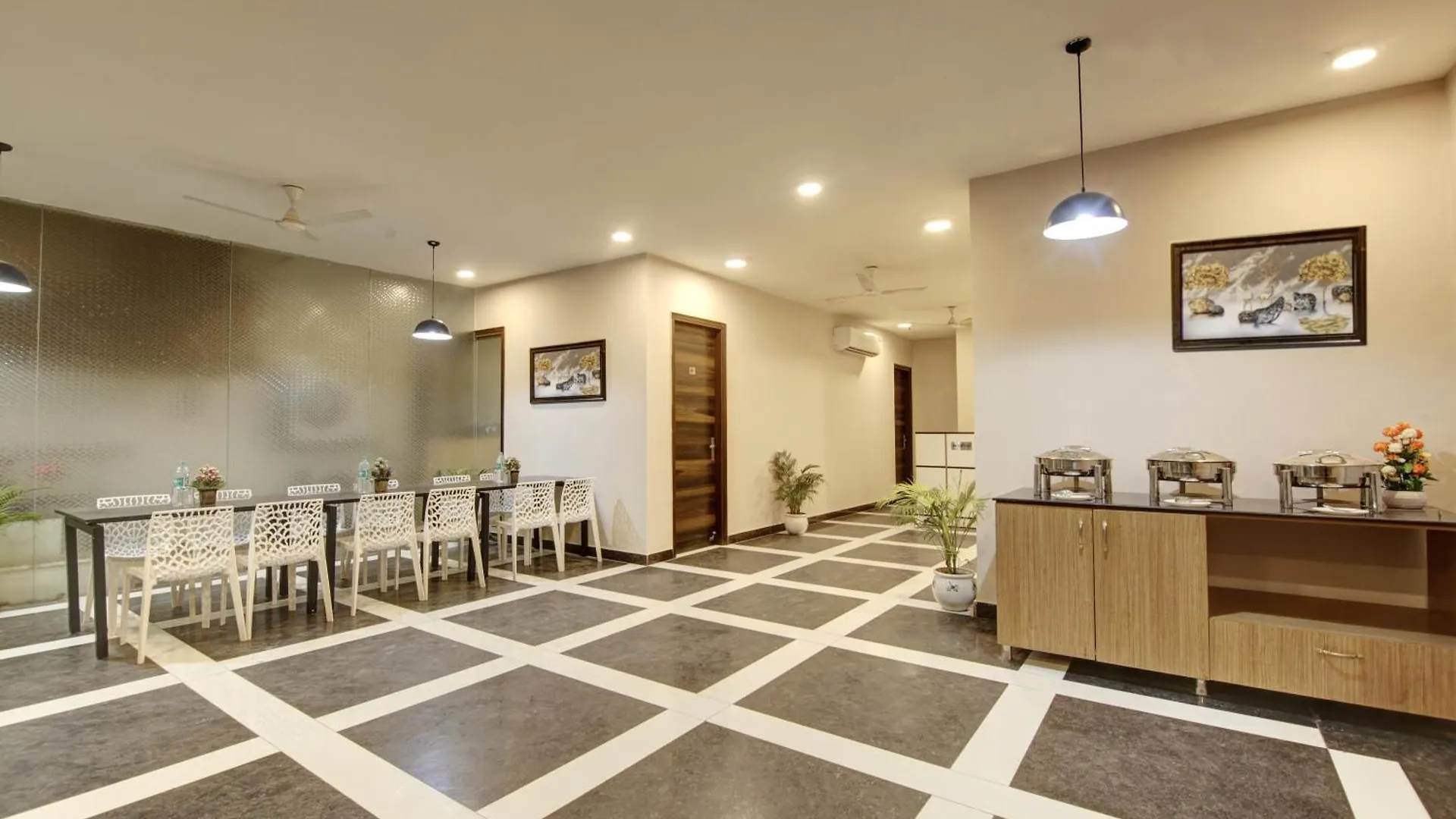 Hotel Limewood Stay - Fortis Hospital & Huda City Centre Gurgaon