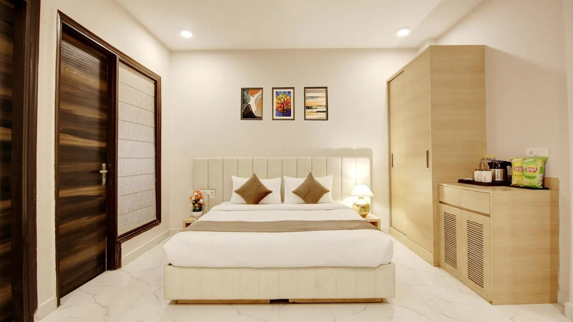 Limewood Stay - Fortis Hospital & Huda City Centre Gurgaon 3*,  India