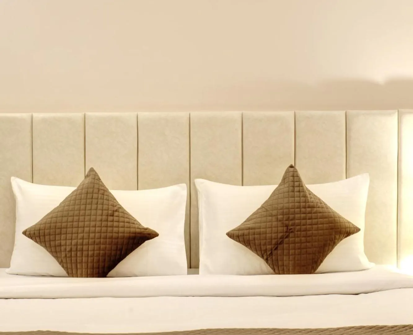 Limewood Stay - Fortis Hospital & Huda City Centre Gurgaon India