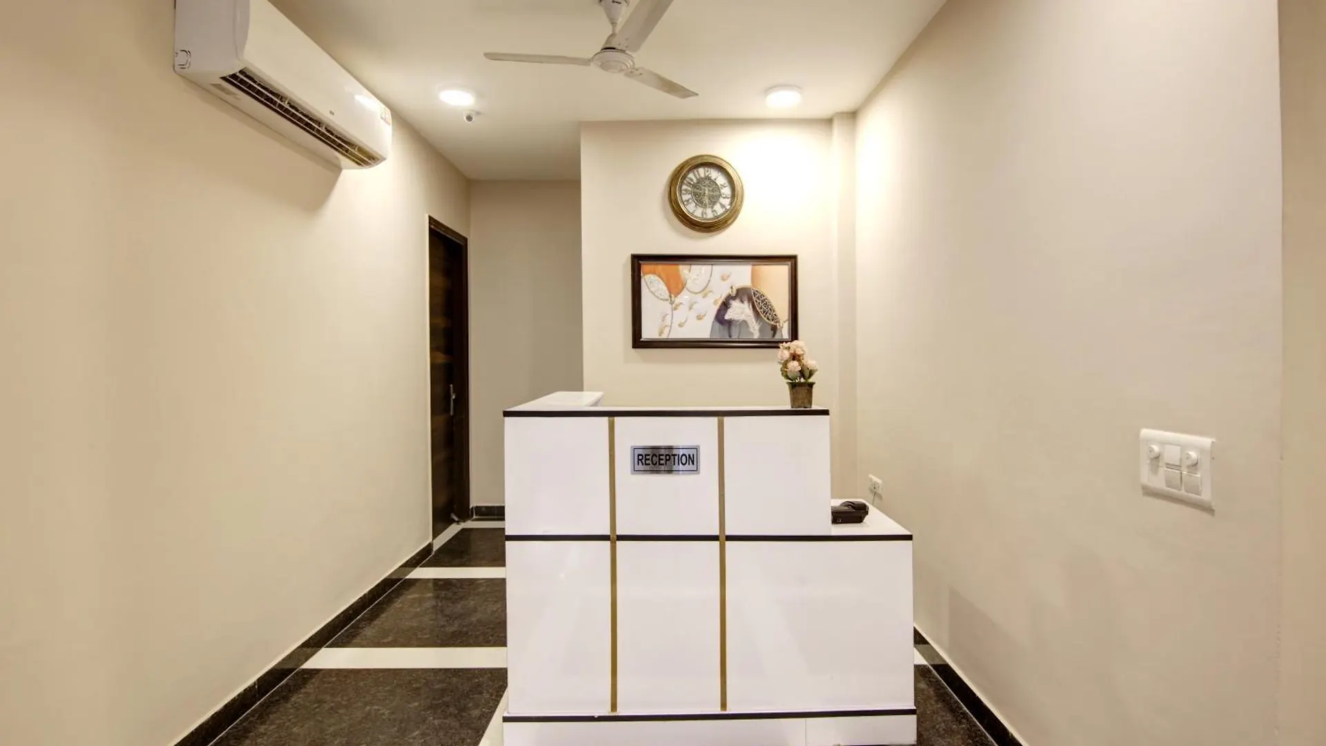 Hotel Limewood Stay - Fortis Hospital & Huda City Centre Gurgaon