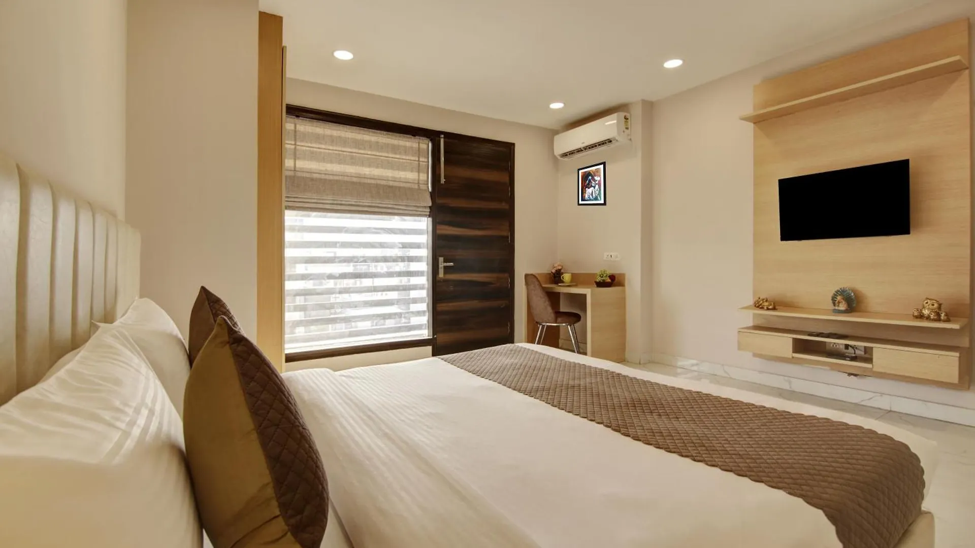 Limewood Stay - Fortis Hospital & Huda City Centre Gurgaon India