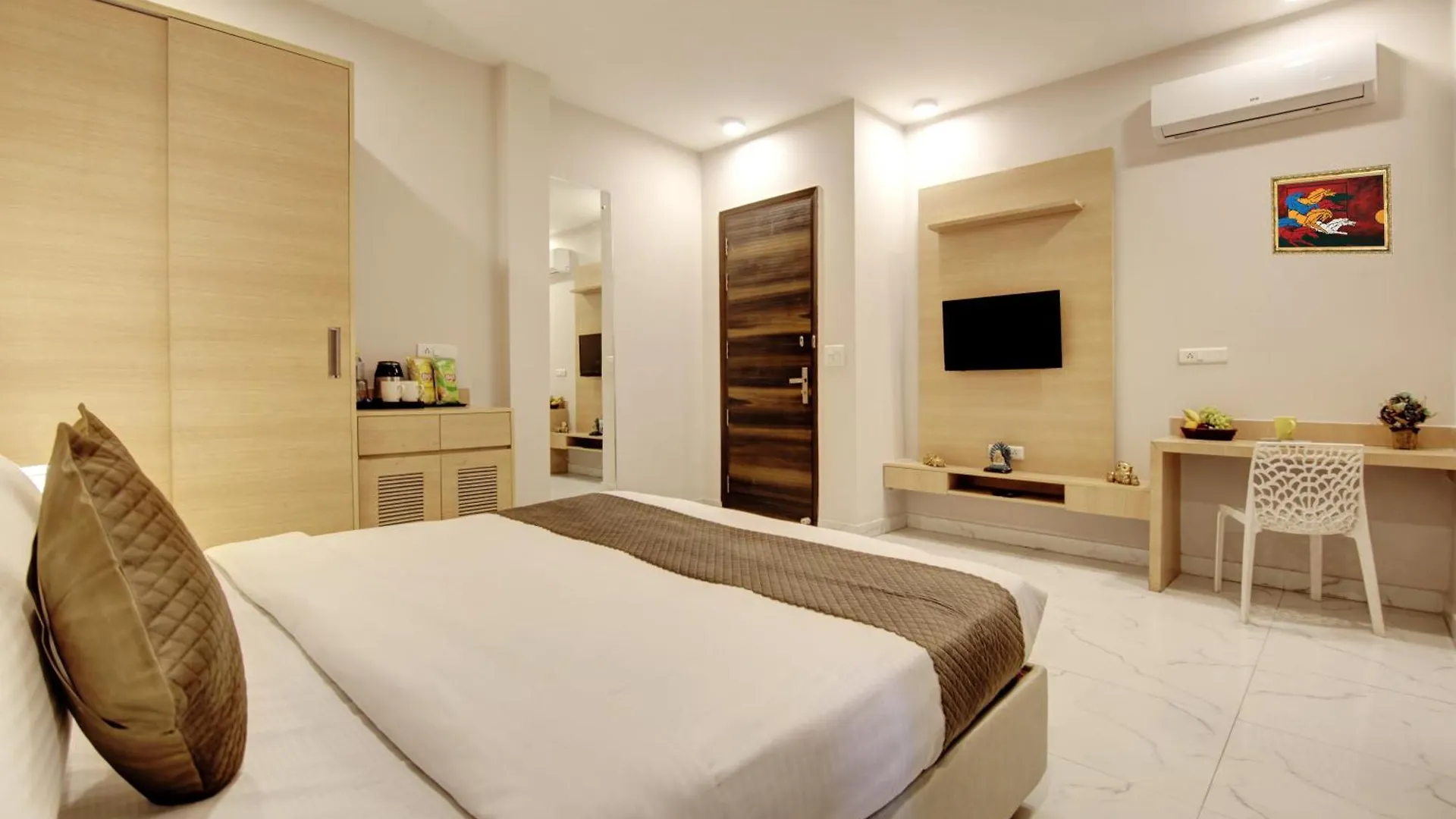 Hotel Limewood Stay - Fortis Hospital & Huda City Centre Gurgaon