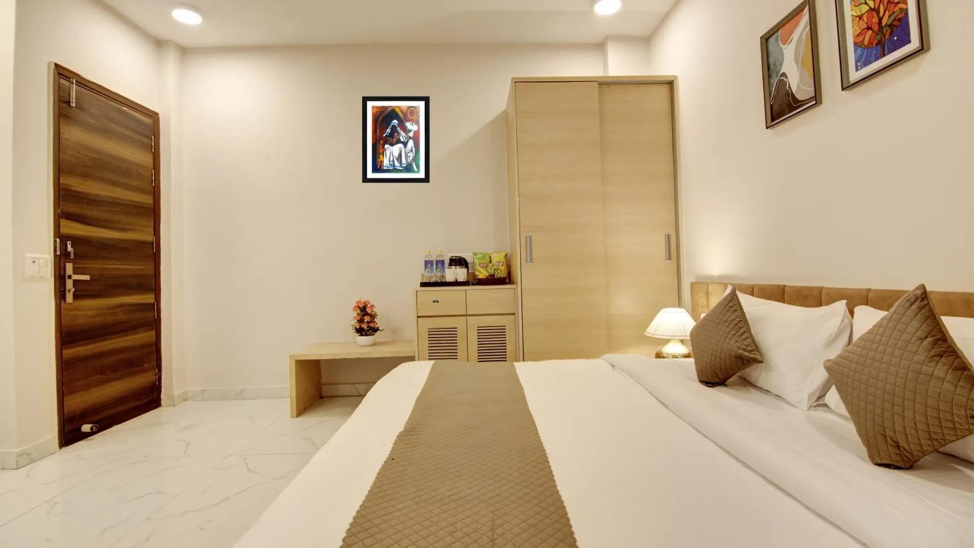 *** Hotel Limewood Stay - Fortis Hospital & Huda City Centre Gurgaon India