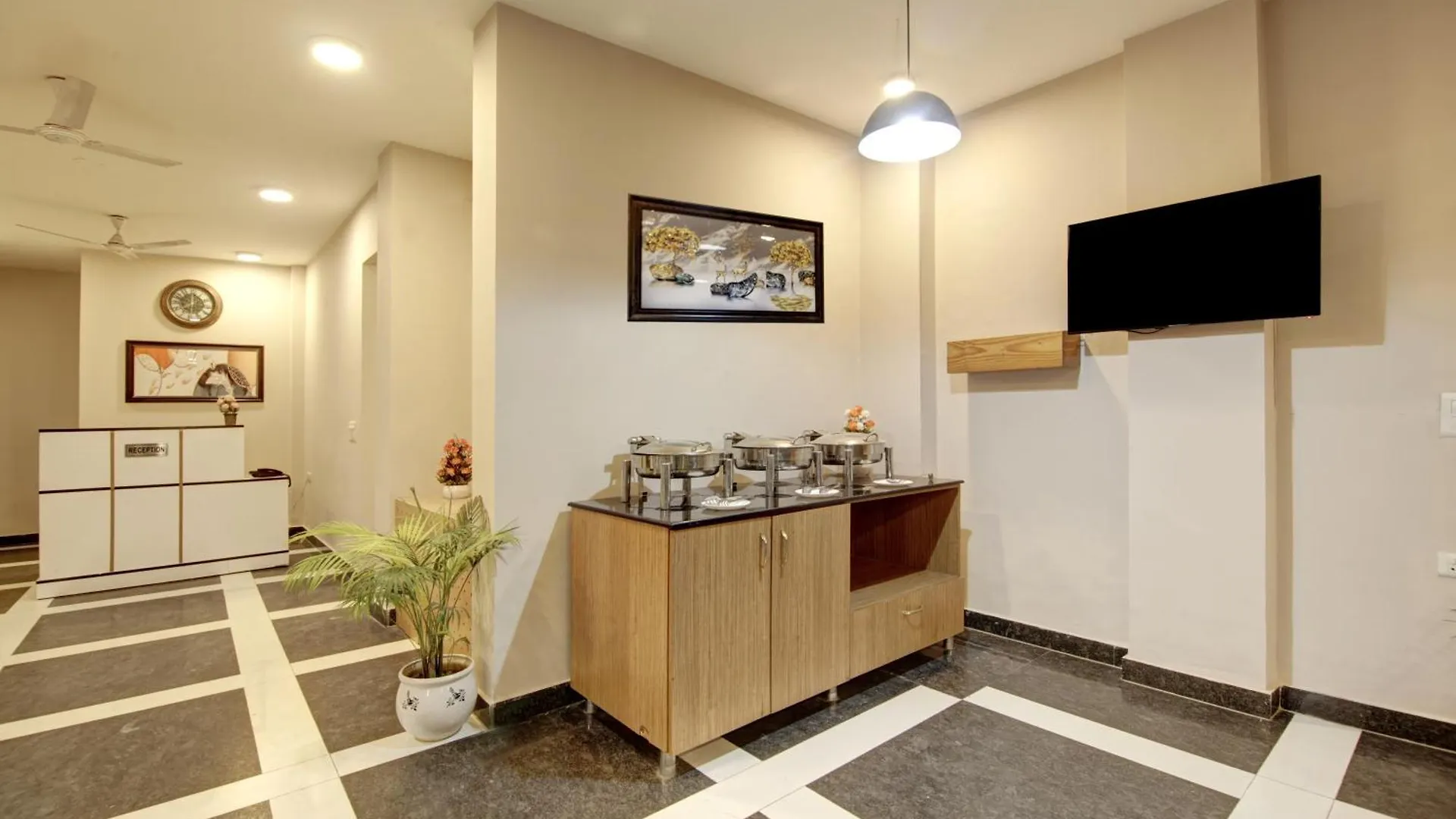 Limewood Stay - Fortis Hospital & Huda City Centre Gurgaon 3*,