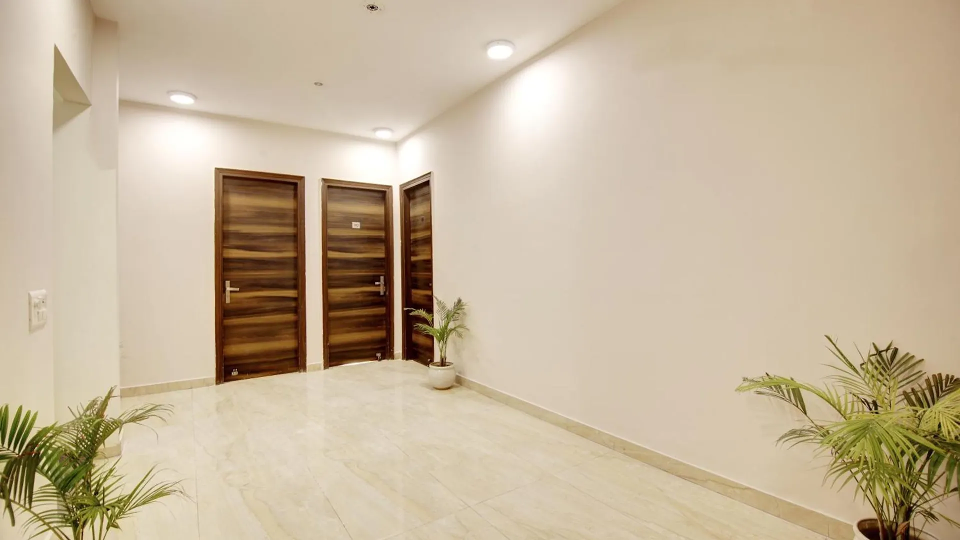 Limewood Stay - Fortis Hospital & Huda City Centre Gurgaon Hotel