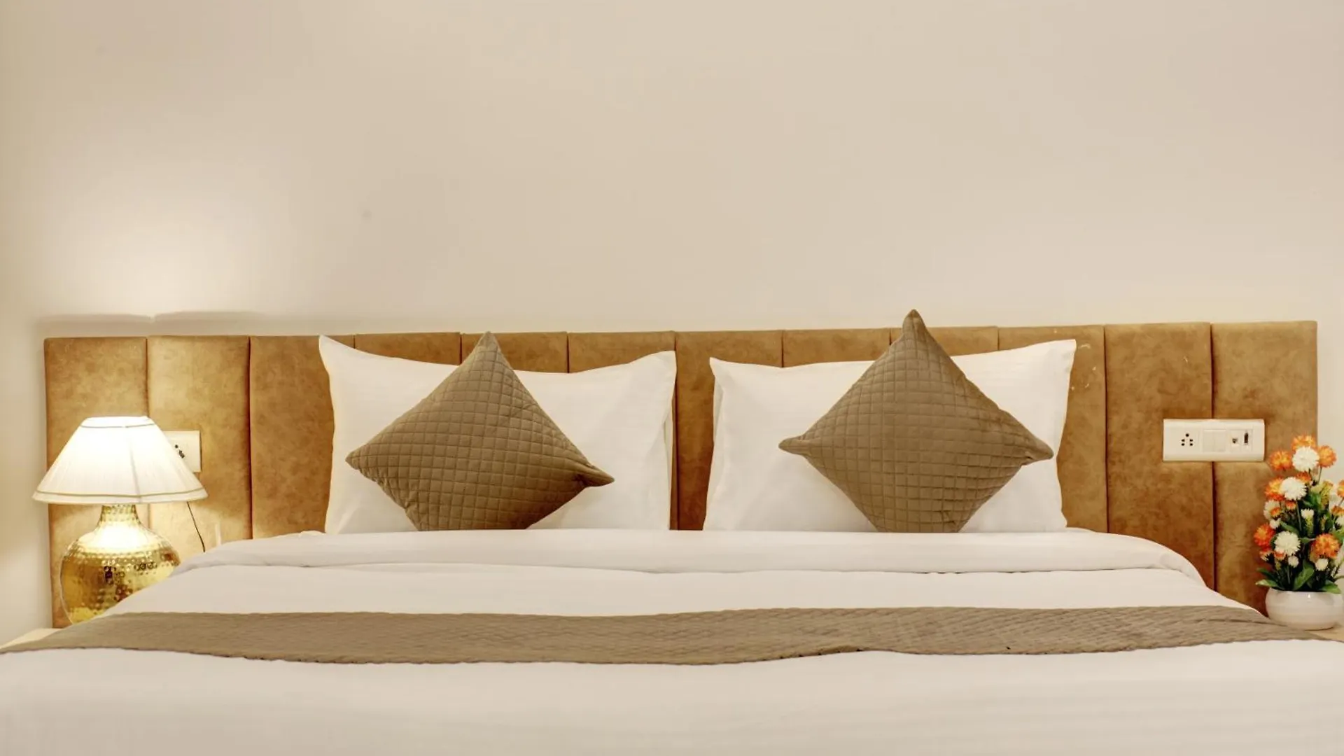 Limewood Stay - Fortis Hospital & Huda City Centre Gurgaon 3*,
