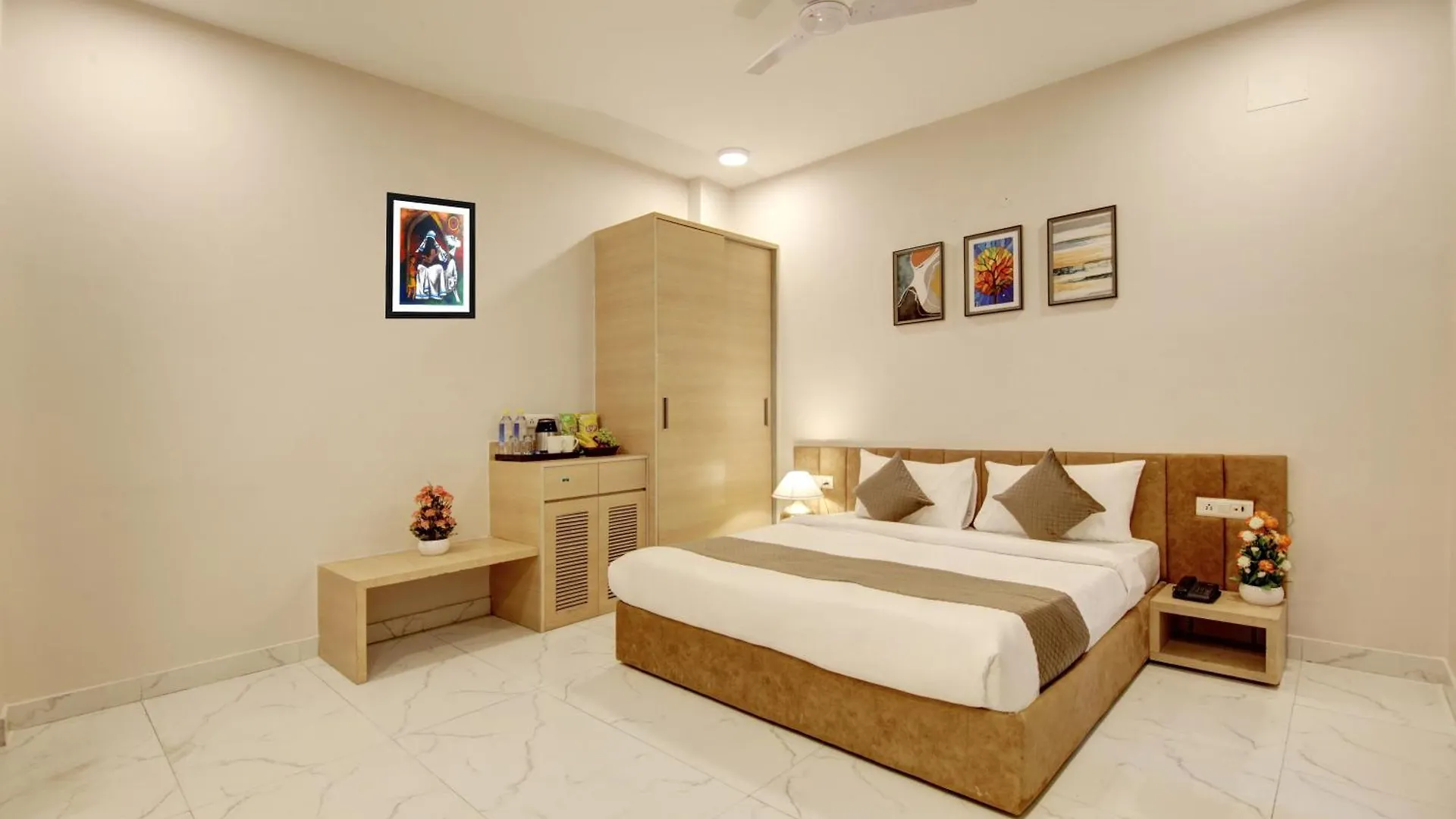 Limewood Stay - Fortis Hospital & Huda City Centre Gurgaon 3*,  India